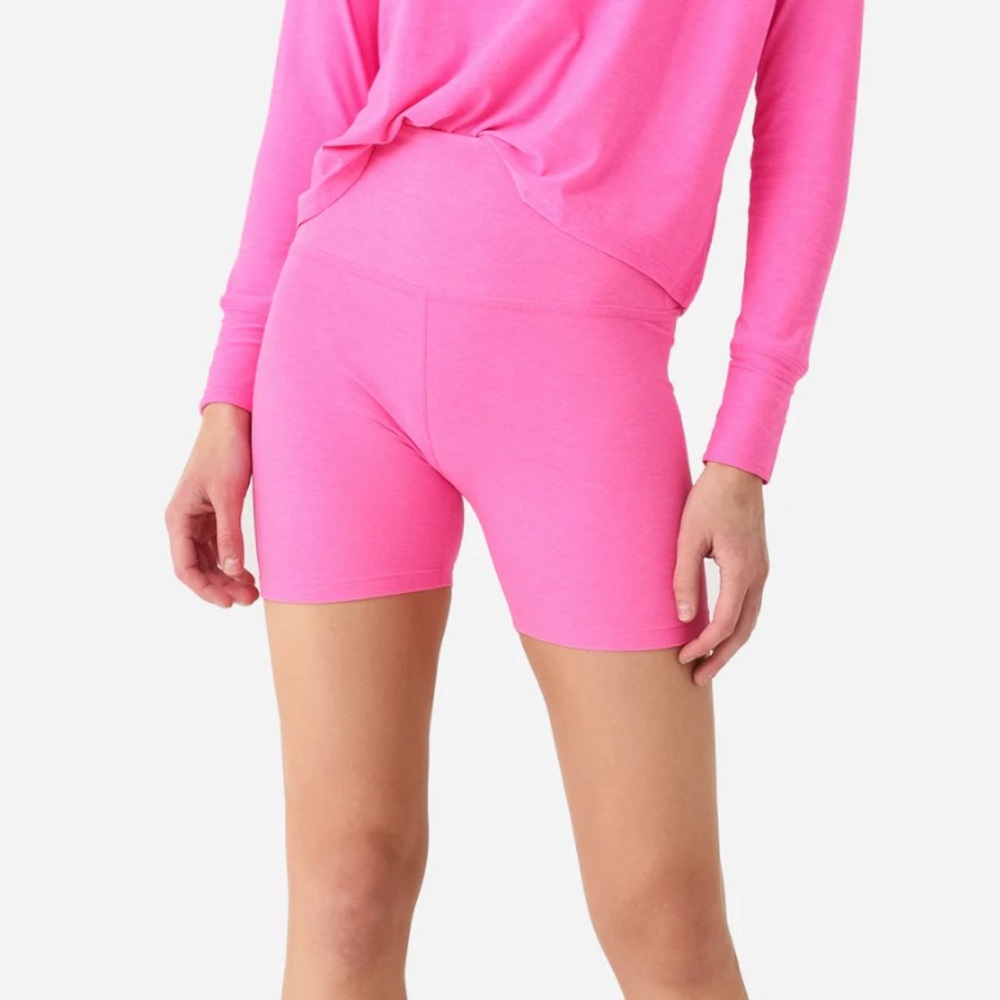 Beyond Yoga Biker Short in Pink Hype